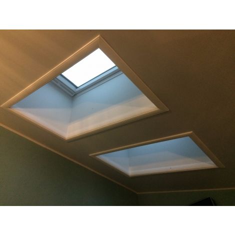 Фото Откос мансардного окна 66х118 из белых сендвич панелей с наличником Мансардные окна VELUX 3